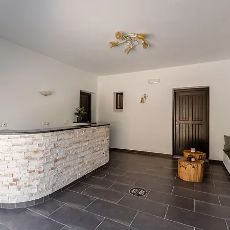 Zefyros Lägenhetshotell Pláka